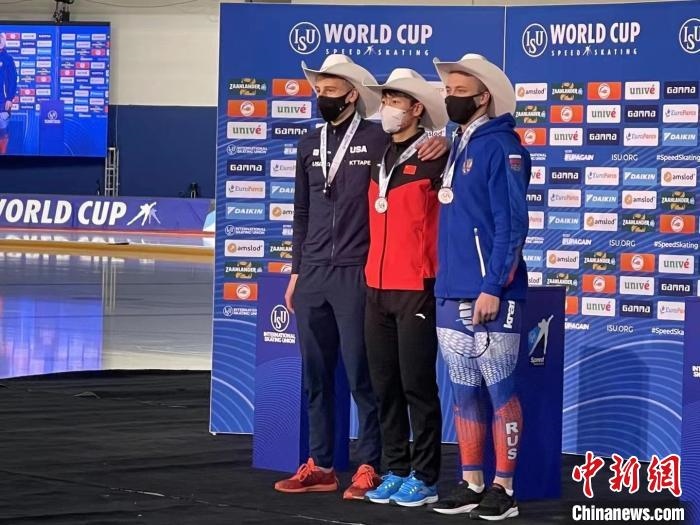 寧忠?guī)r在頒獎儀式上?！『邶埥◇w育局提供