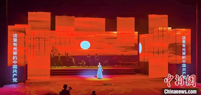 圖為“百年風(fēng)華”大型音樂史詩劇現(xiàn)場?！⒑ｌ` 攝