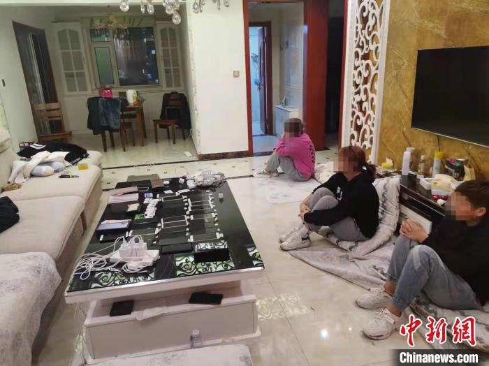 資料圖為果洛藏族自治州公安民警抓獲的犯罪嫌疑人?！‖斍呖h公安局供圖