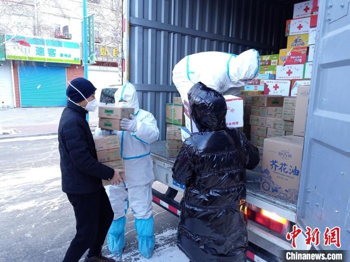 圖為滿洲里物資保障巡回補(bǔ)給車隊(duì)配貨現(xiàn)場(chǎng)。　秦甜偉 攝