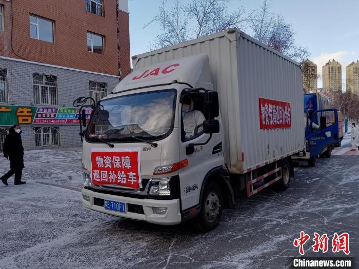 圖為滿洲里物資保障巡回補(bǔ)給車隊(duì)配貨現(xiàn)場(chǎng)?！∏靥饌?攝
