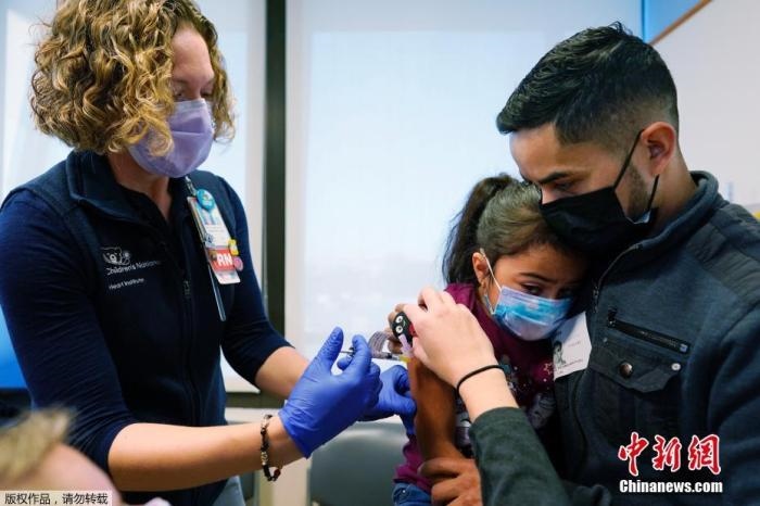 資料圖：當(dāng)?shù)貢r(shí)間11月3日，美國(guó)華盛頓，國(guó)立兒童醫(yī)院為孩子接種疫苗。美國(guó)新冠疫苗接種進(jìn)入了一個(gè)新階段，數(shù)百萬名小學(xué)生現(xiàn)在可以接種疫苗。