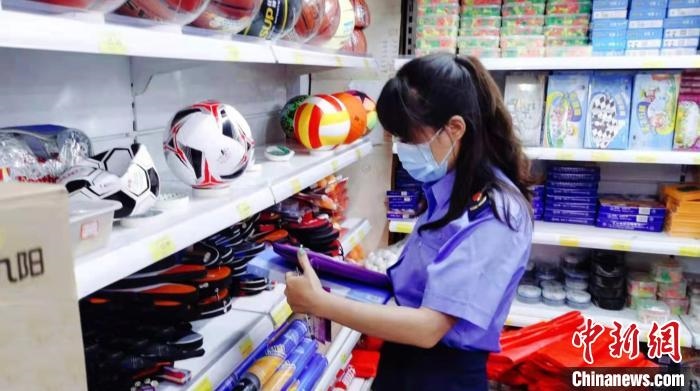 圖為秦皇島市海港區(qū)市場監(jiān)督管理局工作人員正在檢查涉冬奧標志商品。　秦皇島市海港區(qū)市場監(jiān)督管理局供圖