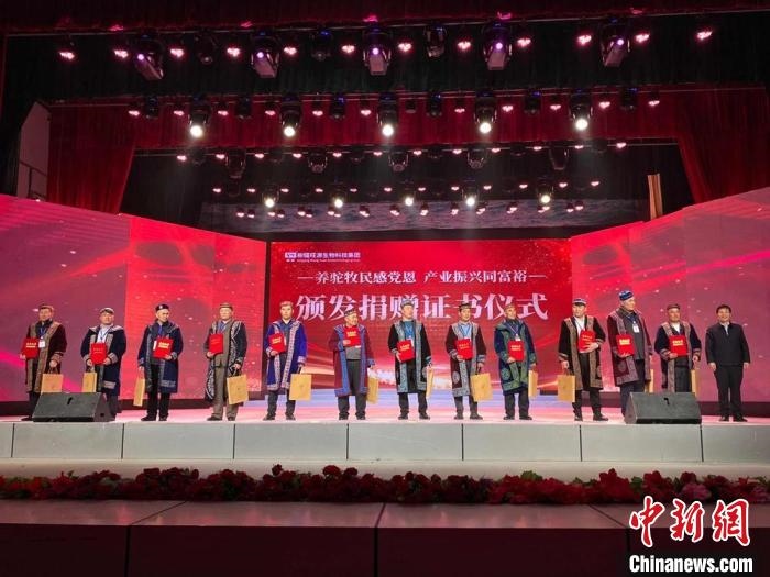 阿勒泰地區(qū)牧民靠企業(yè)的幫扶走上了致富道路?！」o琨 攝