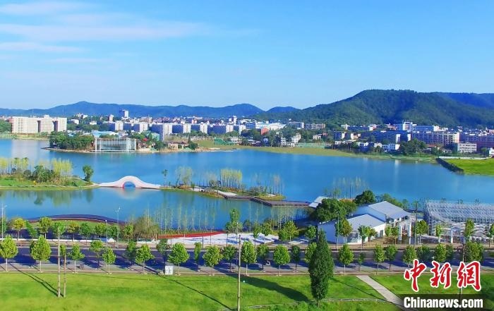 后湖藝術(shù)園?！√菩∏?攝