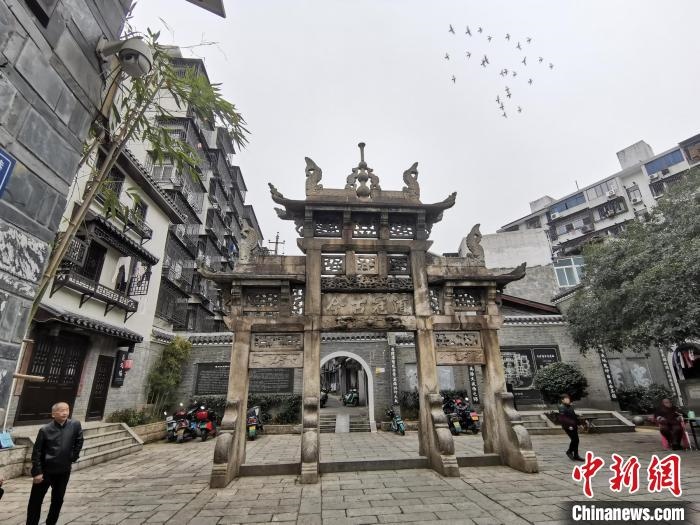 “道冠古今”牌坊?！×荷?攝