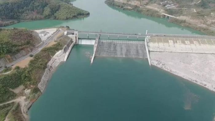 　　圖1 2021年12月7日，督察組使用無人機拍攝，保護區(qū)實驗區(qū)內(nèi)的八吝大壩已建成，且未設(shè)置過魚設(shè)施