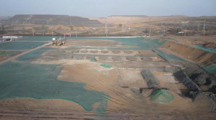 2021年12月11日，督察組使用無人機(jī)拍攝，神木市蘭炭產(chǎn)業(yè)特色園區(qū)檸條塔片區(qū)廢水集中處理設(shè)施僅完成部分基礎(chǔ)建設(shè)