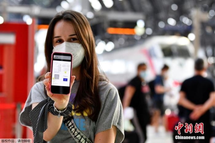 當?shù)貢r間2021年9月1日，意大利米蘭，乘客在火車站出示的健康證明。