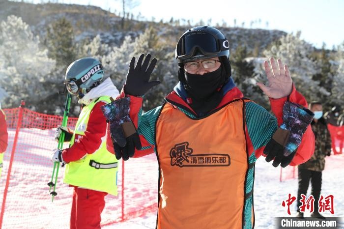 圖為滑雪場(chǎng)現(xiàn)場(chǎng)?！≡S婷 攝