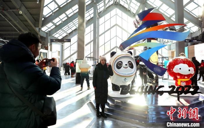 圖為滑雪場(chǎng)現(xiàn)場(chǎng)?！≡S婷 攝