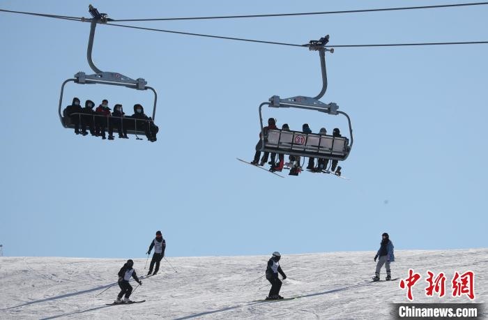 圖為滑雪場(chǎng)現(xiàn)場(chǎng)?！≡S婷 攝