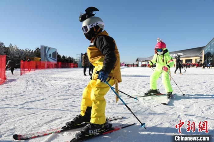 圖為滑雪場(chǎng)現(xiàn)場(chǎng)?！≡S婷 攝