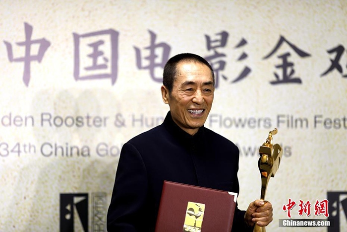 12月30日晚，第34屆中國(guó)電影金雞獎(jiǎng)?lì)C獎(jiǎng)典禮在福建省廈門市舉行。張藝謀以執(zhí)導(dǎo)《懸崖之上》榮膺最佳導(dǎo)演獎(jiǎng)。 <a target='_blank' href='/'>中新社</a>記者 呂明 攝
