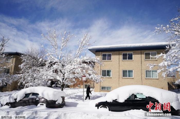 資料圖：當(dāng)?shù)貢r(shí)間2021年3月15日，美國(guó)科羅拉多州丹佛，當(dāng)?shù)赜瓉?lái)強(qiáng)暴風(fēng)雪天氣，城市被積雪覆蓋。