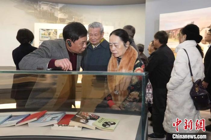 船政后裔在參觀新館。　陳曉靜 攝