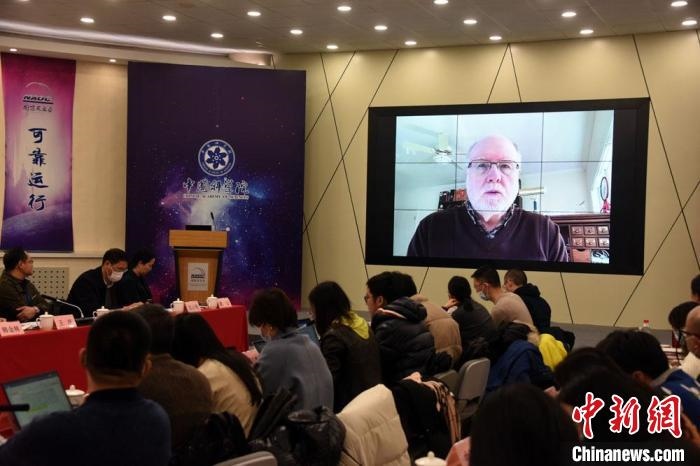 美國伊利諾伊大學(xué)教授理查德？克魯切爾通過視頻點(diǎn)評FAST測量星際磁場最新研究成果。　<a target='_blank' href='/'>中新社</a>記者 孫自法 攝