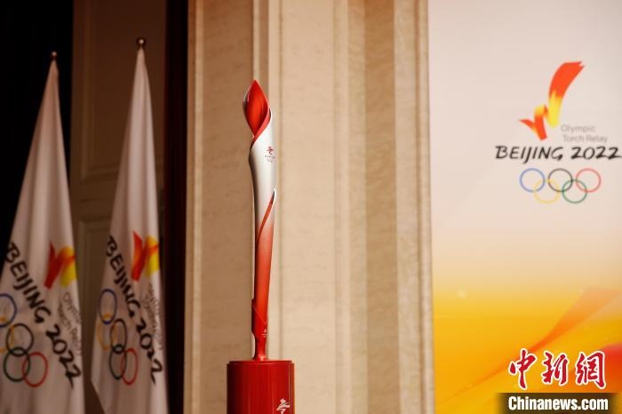 展示的北京冬奧會(huì)火炬?！〗x 攝