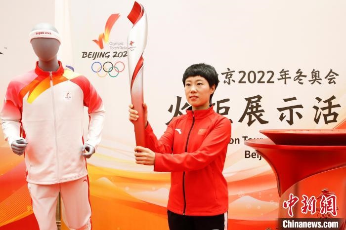 溫哥華冬奧會(huì)冠軍張會(huì)展示北京2022年冬奧會(huì)火炬?！〗x 攝