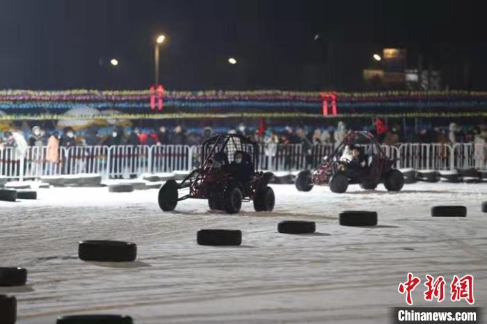 來(lái)吧，一起體驗(yàn)雪地越野車的刺激吧?！∮诤Ｑ?攝