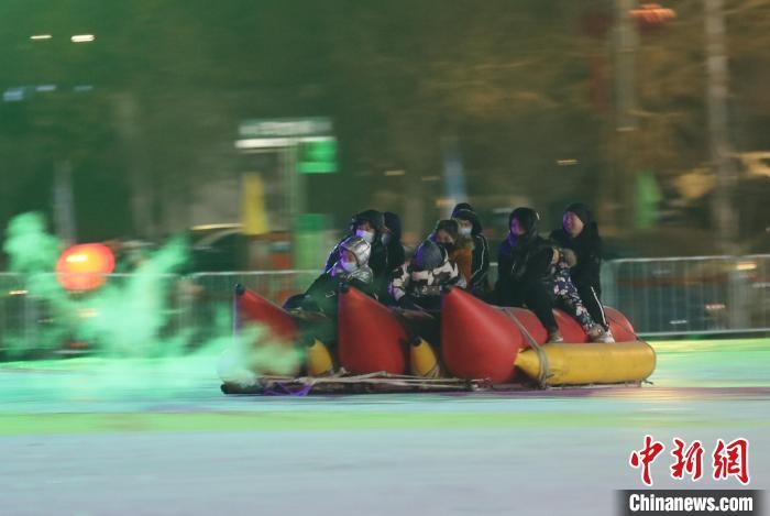 民眾沉醉在冰上香蕉船的快樂(lè)中?！∮诤Ｑ?攝