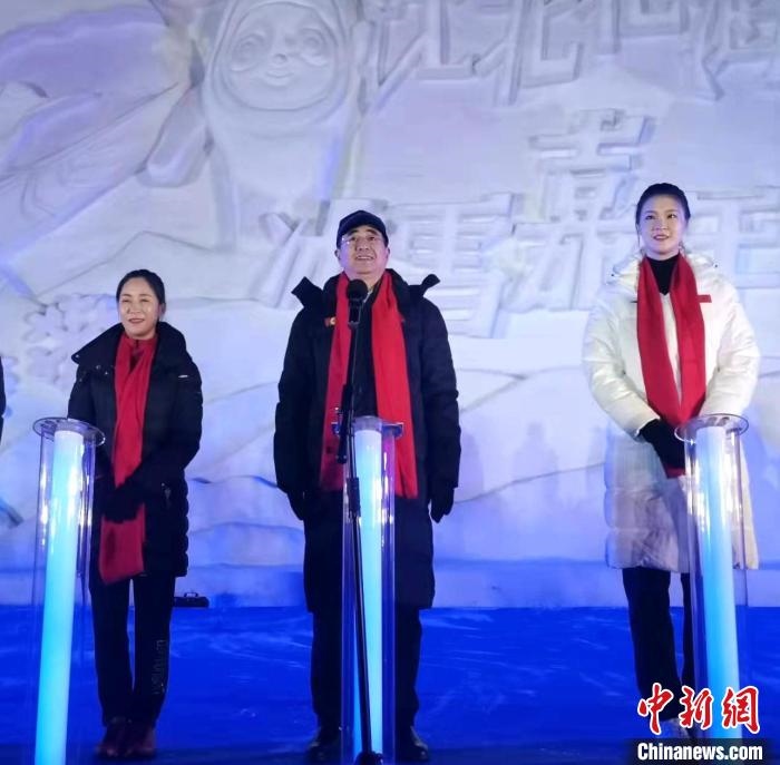 前女排國(guó)家隊(duì)隊(duì)長(zhǎng)奧運(yùn)冠軍惠若琪(右一)，中國(guó)女子田徑競(jìng)走奧運(yùn)冠軍王麗萍(左一)助陣當(dāng)晚活動(dòng)。　趙桂華 攝