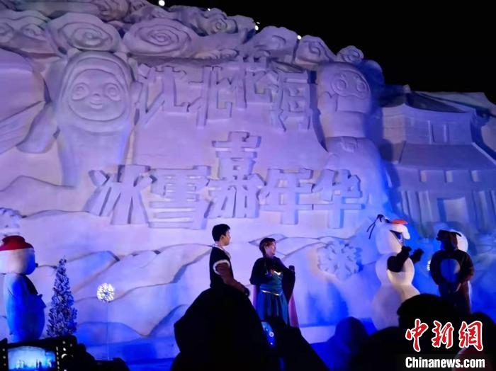 活動(dòng)現(xiàn)場(chǎng)表演的《冰雪奇緣》很受歡迎?！≮w桂華 攝