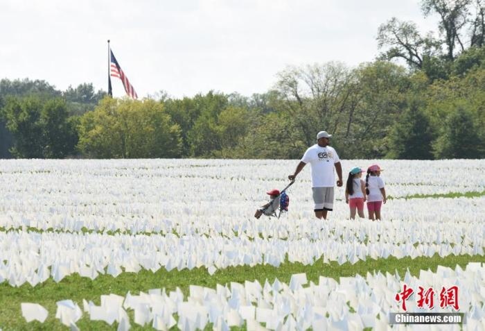 當(dāng)?shù)貢r間2021年9月18日，美國首都華盛頓國家廣場上插著數(shù)十萬白色旗幟，悼念新冠逝者。這個名為“在美國：銘記”藝術(shù)裝置由美國藝術(shù)家弗斯滕伯格(Suzanne Firstenberg)策劃，她計劃在兩周內(nèi)與公眾一起在華盛頓國家廣場插上與美國新冠死亡病例數(shù)對應(yīng)的白旗，以示悼念。 <a target='_blank' href='/'>中新社</a>記者 陳孟統(tǒng) 攝