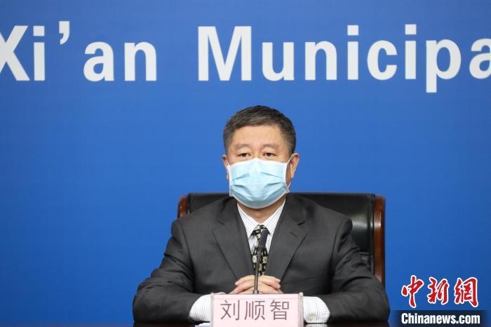 圖為西安市衛(wèi)生健康委主任劉順智6日在新聞發(fā)布會上?！∥靼彩姓﹫D