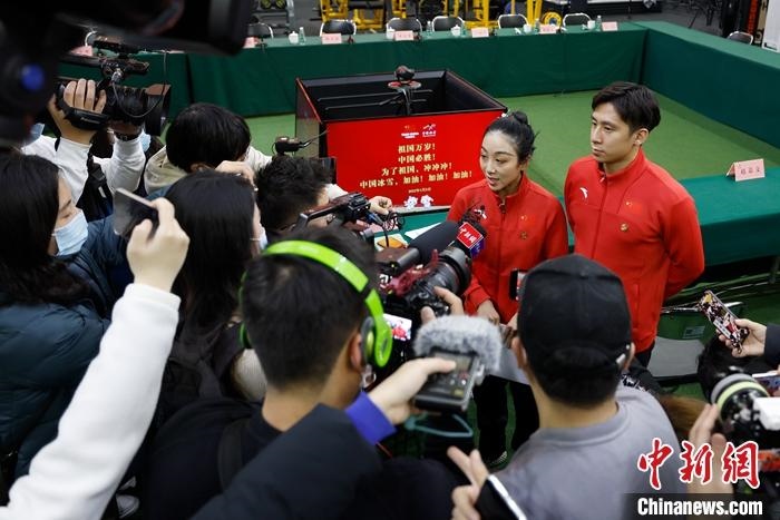 1月5日晚，全力沖刺北京冬奧學(xué)習(xí)座談會在北京舉行。座談會后，中國花樣滑冰雙人滑組合隋文靜、韓聰接受記者采訪。 <a target='_blank' href='/'>中新社</a>記者 富田 攝