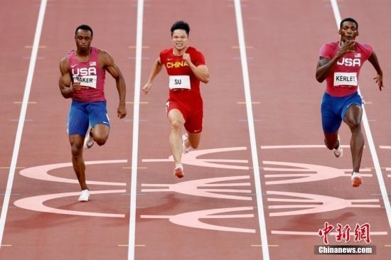 資料圖：北京時間8月1日晚，在東京奧運會男子百米決賽中，中國選手蘇炳添以9.98秒的成績獲得第六名，作為首位闖進奧運男子百米決賽的中國人，他再次創(chuàng)造了歷史。圖為蘇炳添在比賽中。<a target='_blank' href='/'>中新社</a>記者 富田 攝