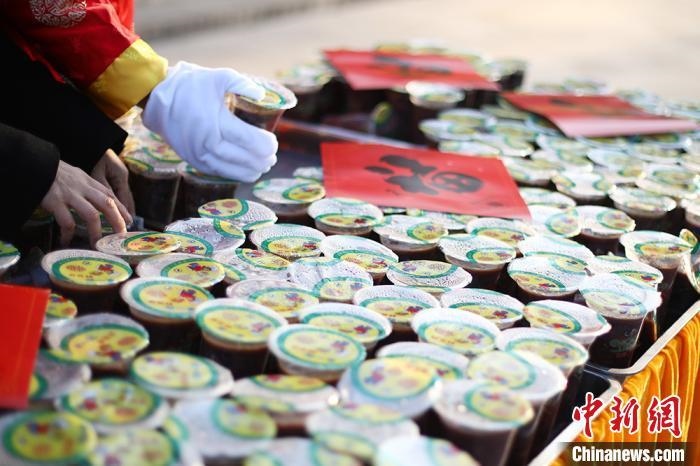 資料圖：工作人員將定制的臘八粥擺放整齊?！°蟛?攝