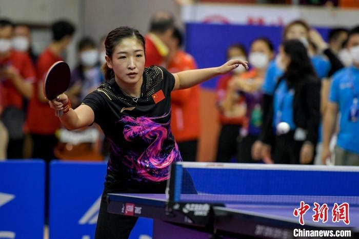 劉詩(shī)雯在2021年全國(guó)乒乓球“業(yè)余球王”總決賽中與選手互動(dòng)交流球技。　駱云飛 攝