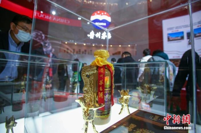 10月19日，天津，參觀者在中國茅臺展位參觀展示的白酒。當天，第105屆全國糖酒商品交易會在國家會展中心(天津)啟幕。本屆糖酒會展覽總面積20萬平方米，吸引了來自40多個國家和地區(qū)的3504家參展商參展，共設置了傳統(tǒng)酒類、葡萄酒及國際烈酒、食品及飲料、調味品及配料、食品機械及包裝等展區(qū)。 <a target='_blank' href='/'>中新社</a>記者 佟郁 攝