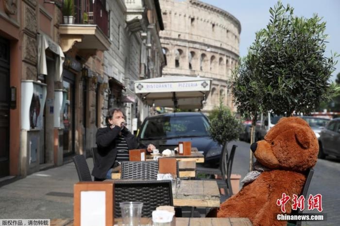 資料圖：意大利羅馬斗獸場(chǎng)附近的酒吧，顧客在露臺(tái)上喝酒。