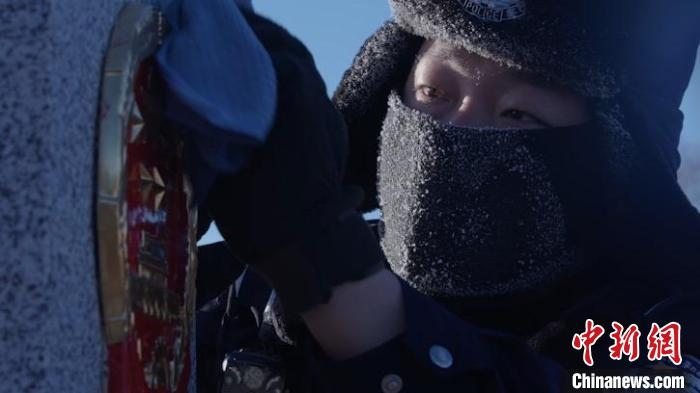 圖為恩和哈達(dá)邊境派出所的9名民警踏雪巡邊。　劉維明 攝