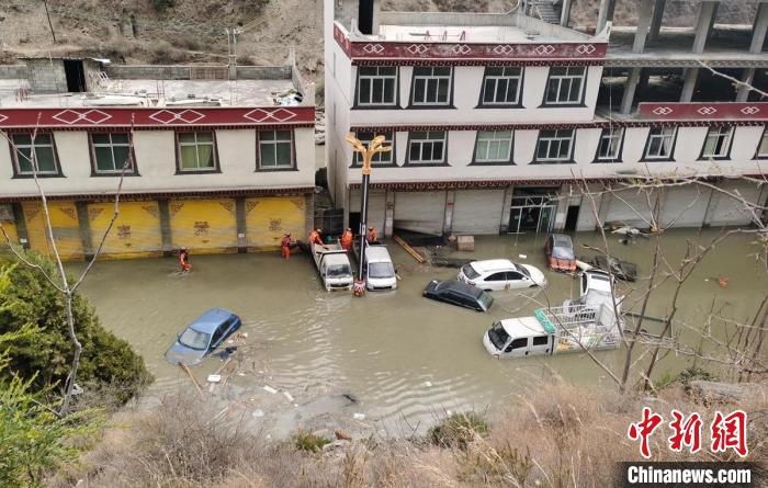 救援人員正在丹巴一處民房被淹處搜尋和轉(zhuǎn)移人員?！≈苡?攝