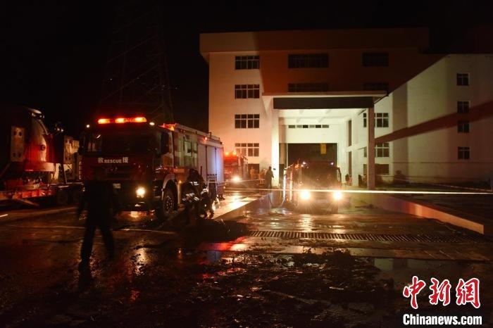 丹巴關(guān)州電站外多臺消防車輛正在開展排水作業(yè)?！≈苡?攝