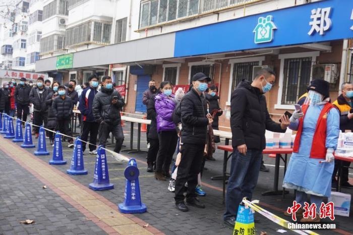 資料圖：1月7日，河南鄭州，市民有序排隊(duì)進(jìn)行核酸檢測(cè)。<a target='_blank' href='/'>中新社</a>記者 劉鵬 攝