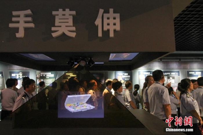 資料圖：2015年10月，海南省公安廳組織黨員干部前往反腐倡廉警示教育基地參觀受教。洪堅(jiān)鵬 攝