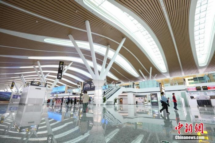 資料圖：貴陽(yáng)龍洞堡國(guó)際機(jī)場(chǎng)T3航站樓出發(fā)大廳。 瞿宏倫 攝