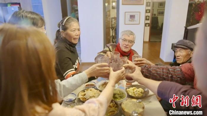 圖為賀歲紀(jì)錄片《“洋女婿”的中國年》劇照?！『h(yuǎn)航 攝