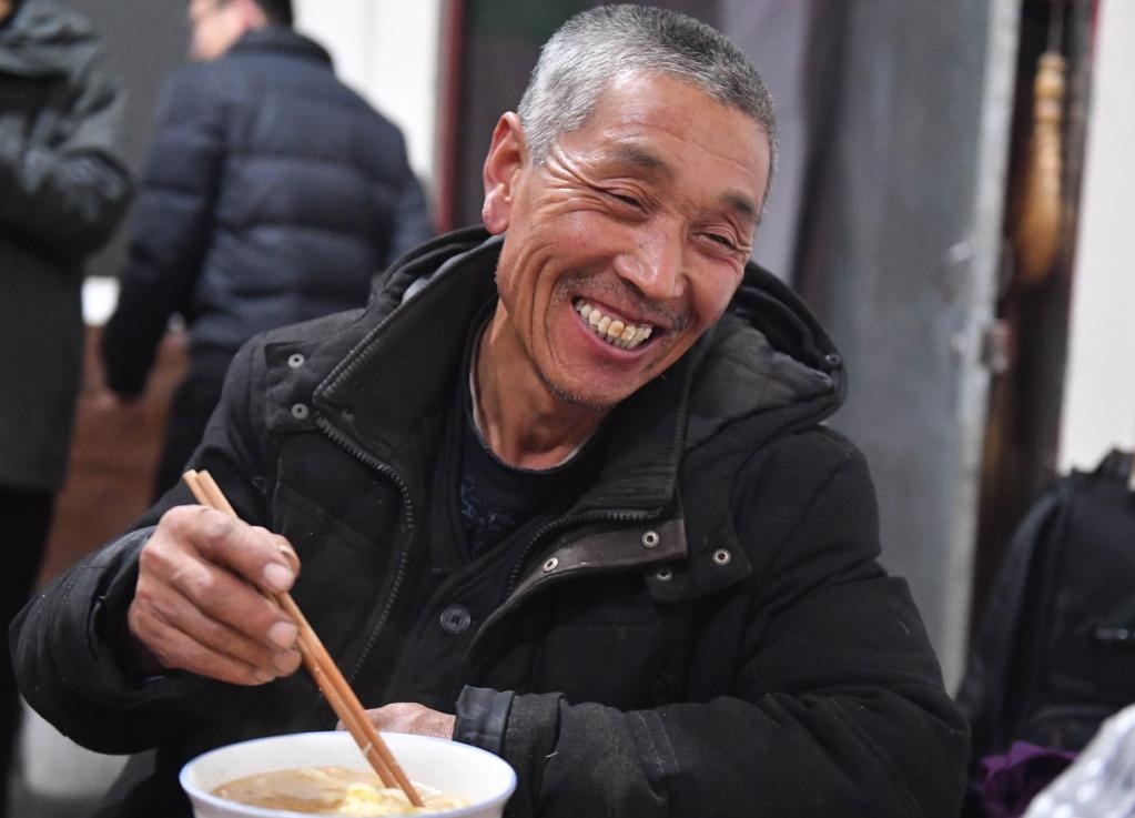 1月26日，山西省汾西縣段村村民蔡文明談起見到總書記的心情，激動(dòng)又開心。新華社記者 柴婷 攝