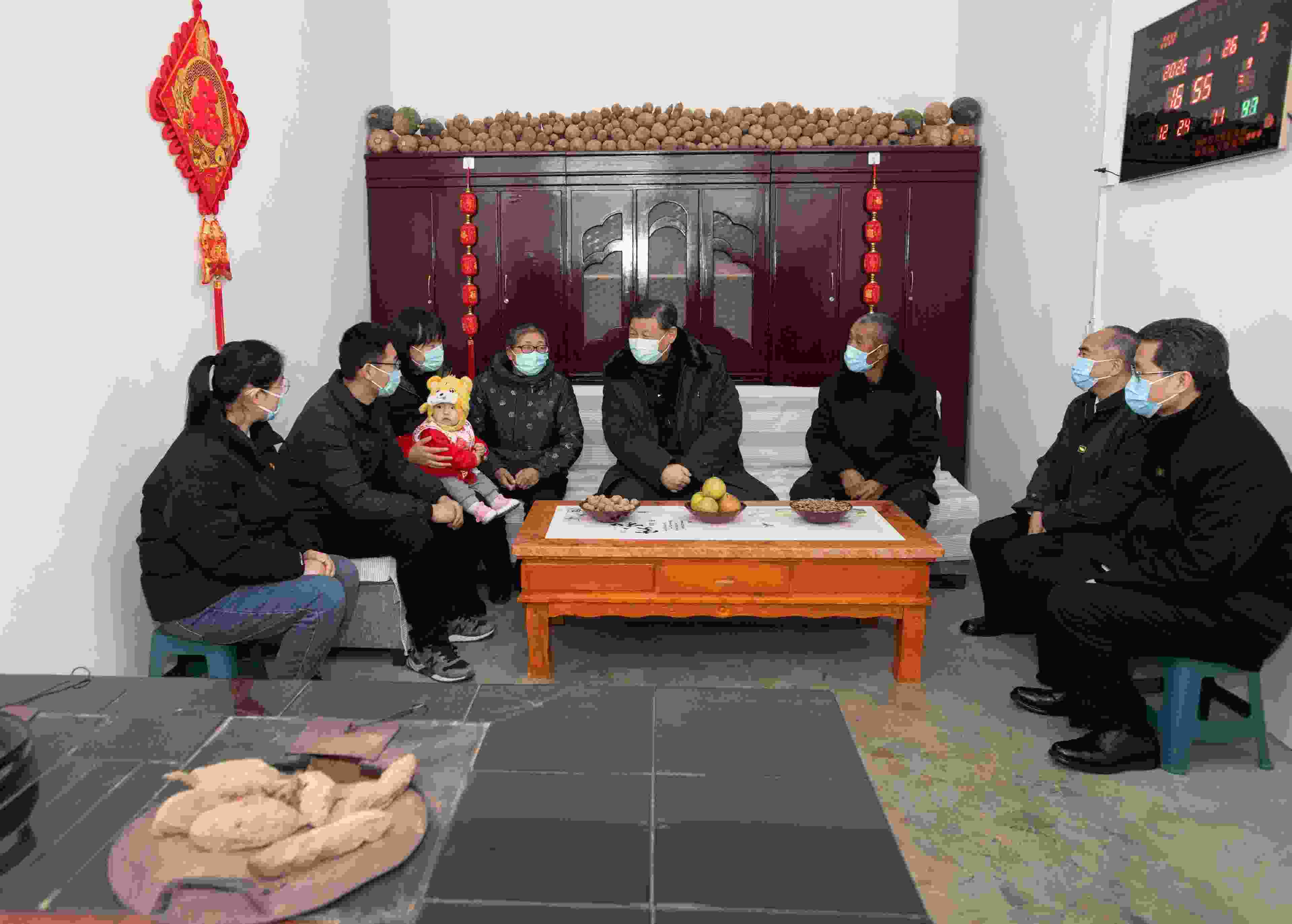 △2022年1月26日，中共中央總書記、國(guó)家主席、中央軍委主席習(xí)近平在臨汾市汾西縣僧念鎮(zhèn)段村同村民蔡文明一家親切交流。