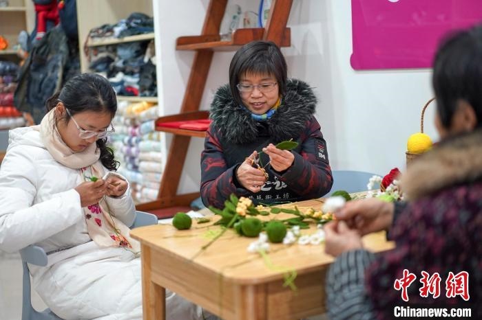 文創(chuàng)工作室的姐妹們正在鉤織月桂葉片?！」帕捡x 攝