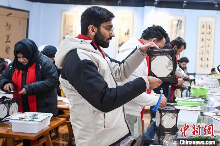 巴基斯坦留學(xué)生制作燈籠?！钊A峰 攝