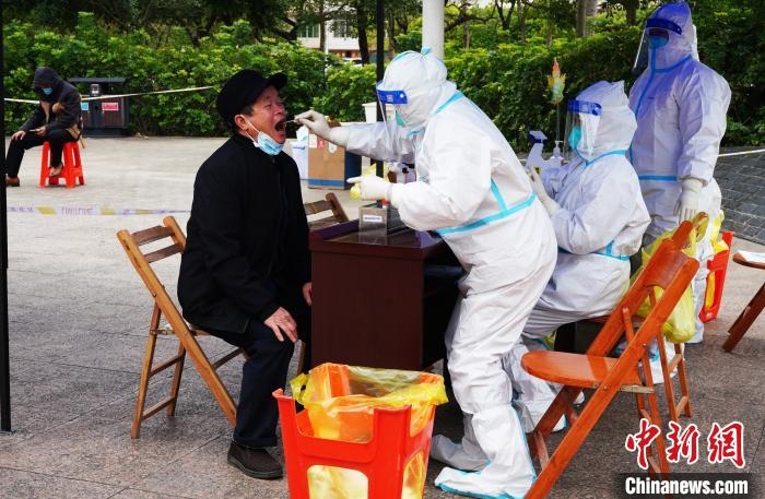 圖為德?？h組織民眾接受核酸檢測?！〉卤？h融媒體中心供圖