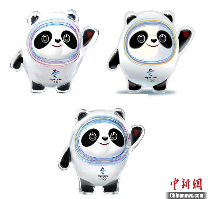 設(shè)計團隊將“冰絲帶”的形象引入大熊貓后逐漸成型。上方兩個形象還是外八字腳，下方形象為最終定稿。　劉平云供圖