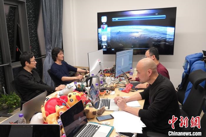 廣州美術(shù)學(xué)院曹雪、劉平云帶領(lǐng)的設(shè)計團隊對北京冬奧會吉祥物加班加點進行修改設(shè)計。(資料圖) 劉平云供圖