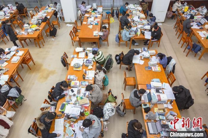 資料圖：南昌大學圖書館自習室內(nèi)，考生正在緊張復習?！⒘?攝